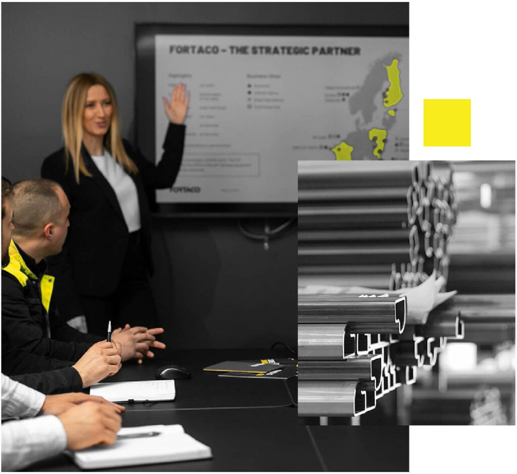 Mustavalkoinen kuva ihmisryhmästä kokouksessa.